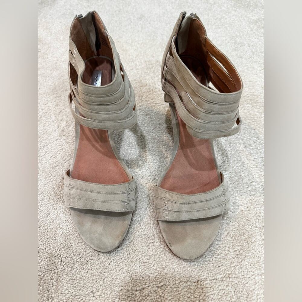 Halogen Women's Wedge Sandals in Taupe, size 7.5M